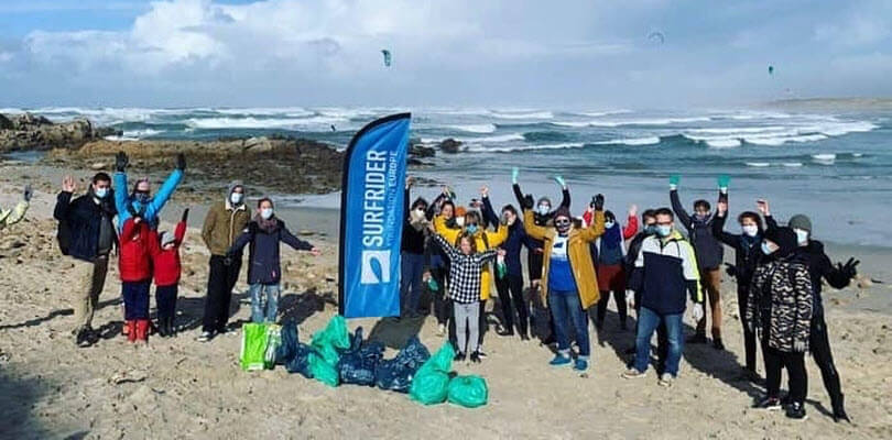 gorupe de personne sur la plage