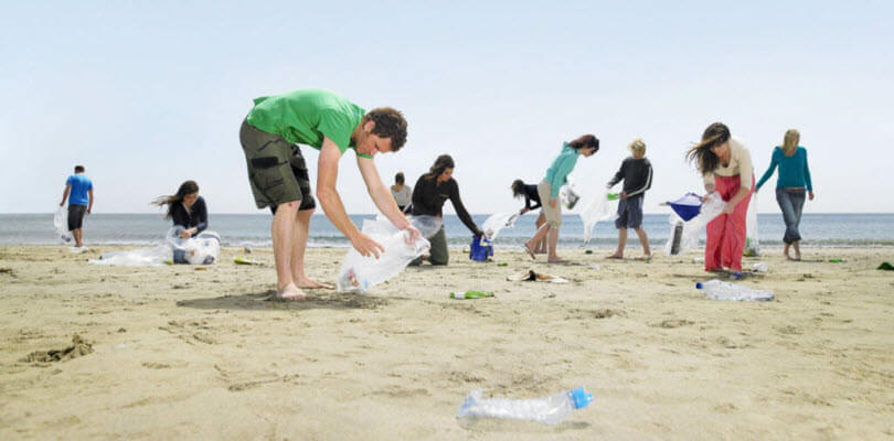 groupe ramassant des dechets sur la plage