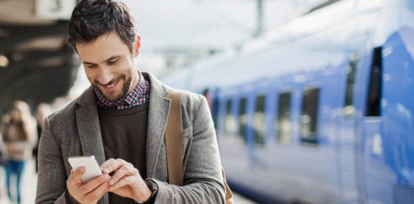 homme smartphone gare