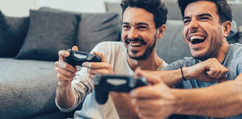 hommes telecommande jeux canape