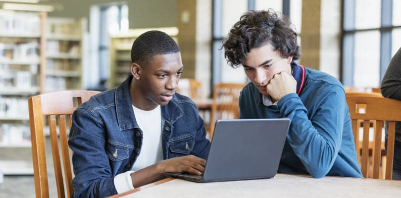 jeunes devant ordinateur bibiotheque
