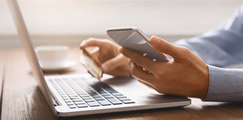 ordinateur bureau carte credit smartphone