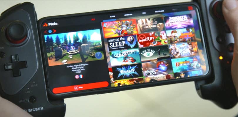 smartphone avec manette jouant sur pleio