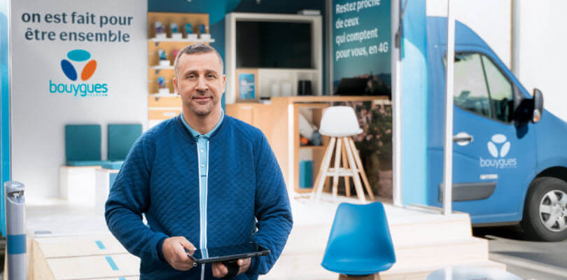 vendeur devant boutique bytel
