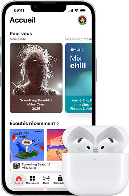 iPhone 17e, face avant, écran d’accueil de l’app Apple Music, à côté d’AirPods Pro 3 dans un Boîtier de charge MagSafe ouvert