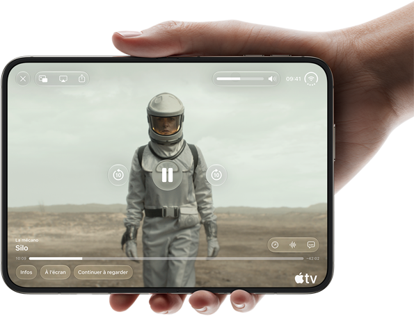 iPhone Duo, tenu à une main, ouvert en position horizontale, entièrement déplié, l’écran interne affichant la série Apple TV « Silo »
