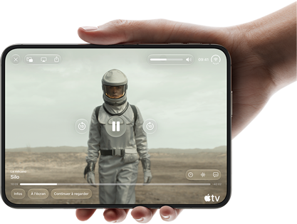 iPhone Duo, tenu à une main, ouvert en position horizontale, entièrement déplié, l’écran interne affichant la série Apple TV « Silo »