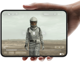iPhone Duo, tenu à une main, ouvert en position horizontale, entièrement déplié, l’écran interne affichant la série Apple TV « Silo »