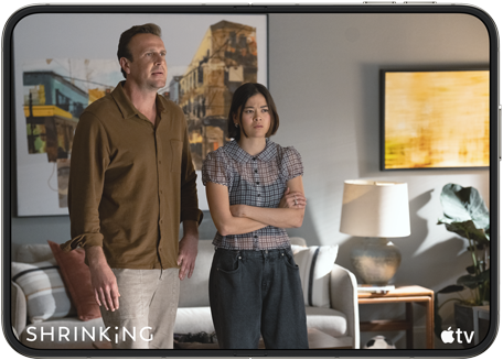 iPhone Duo, ouvert en position horizontale, la série Apple TV « Shrinking » est en cours de lecture à l’écran