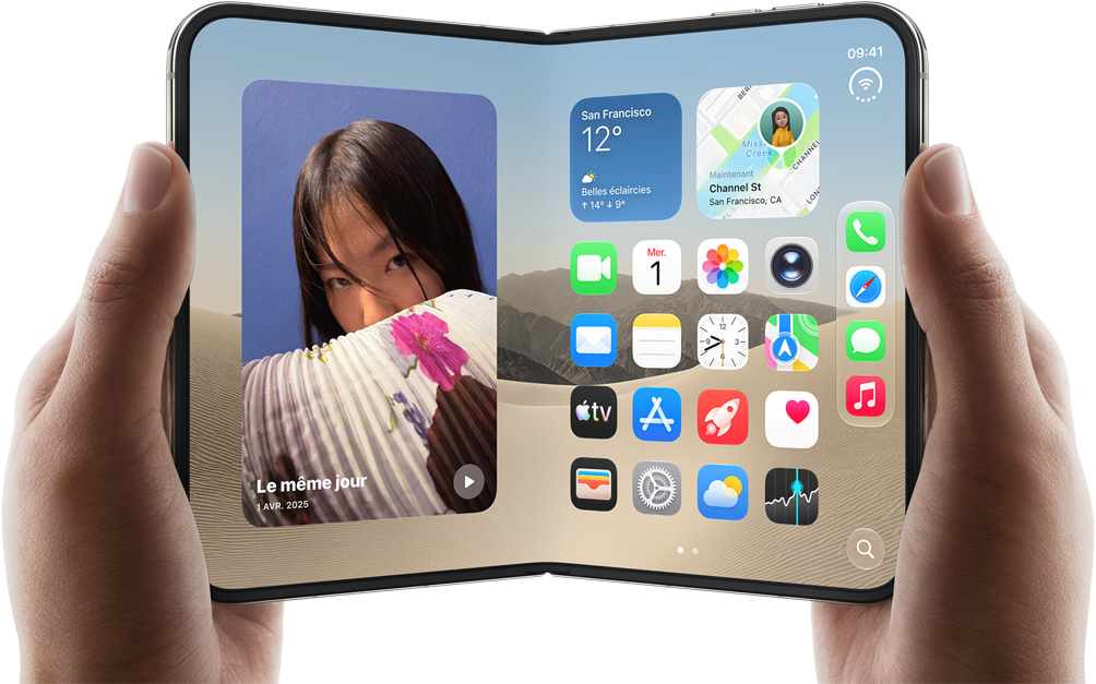 iPhone Duo, finition blanc stellaire, tenu à deux mains en mode paysage, déplié, l’écran interne affiche des photos sur le côté gauche, des apps sur le côté droit