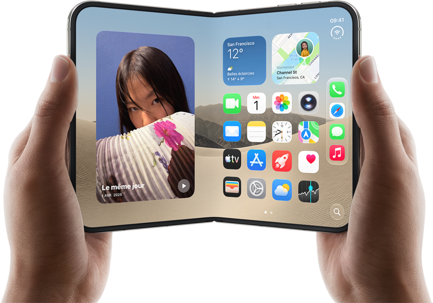 iPhone Duo, finition blanc stellaire, tenu à deux mains en mode paysage, déplié, l’écran interne affiche des photos sur le côté gauche, des apps sur le côté droit
