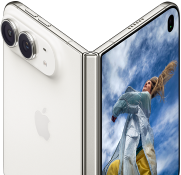 iPhone Duo, entrouvert à la manière d’un livre, mécanisme de la charnière au centre, volet extérieur arrière à gauche avec logo Apple et double caméra, écran externe à droite affichant le portrait d’une personne blonde