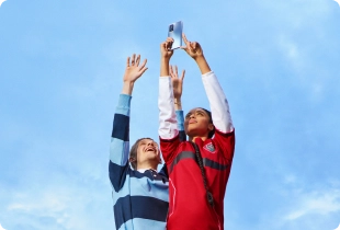 image hommes avec smartphone dans les mains