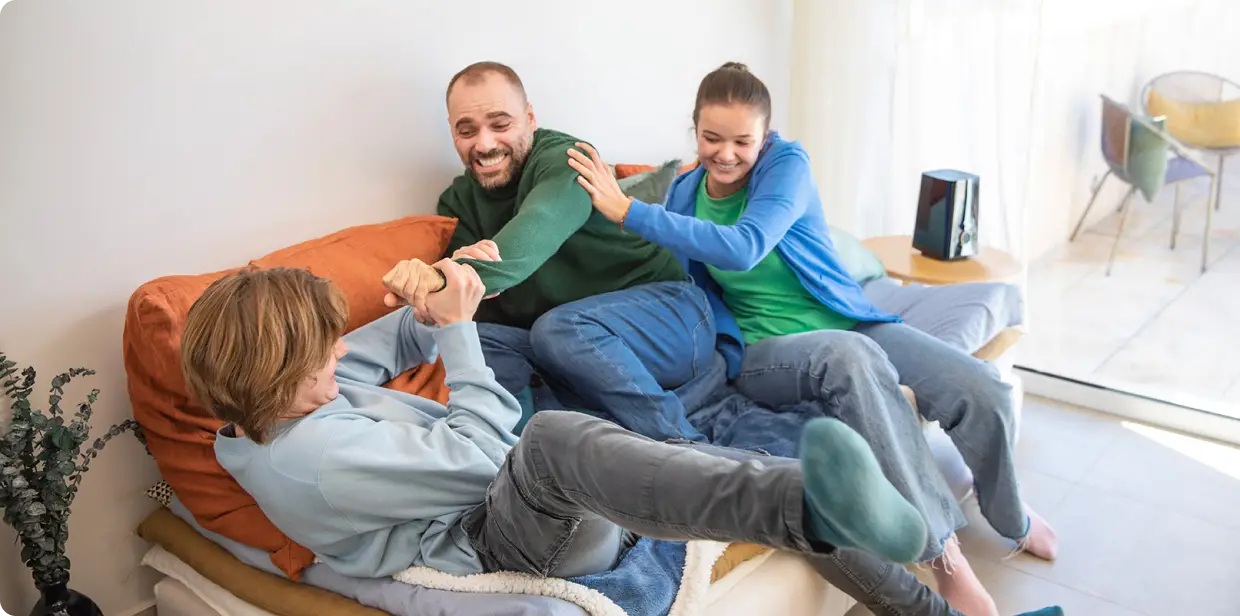 Une mère et ses enfants sur la tablette