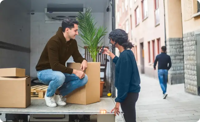 Image d'un homme qui installe la box