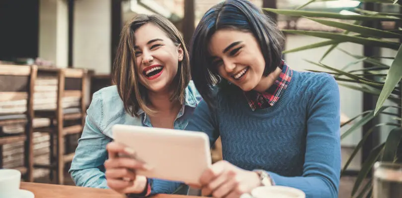 Jeunes femmes tablette