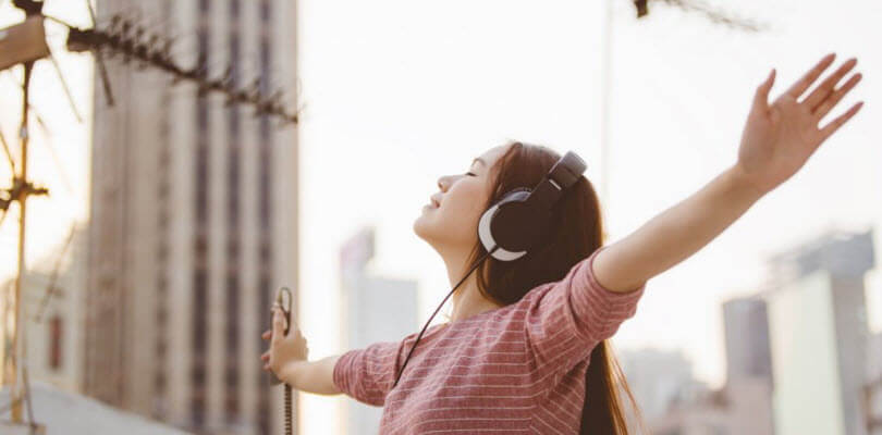 Femme écoute musique au casque