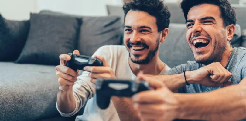 Adultes jouant sur console